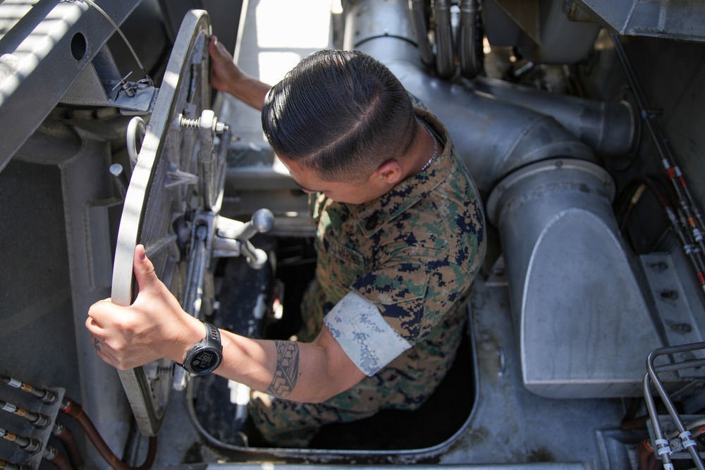 11th MEU Marines conduct LCAC familiarization training