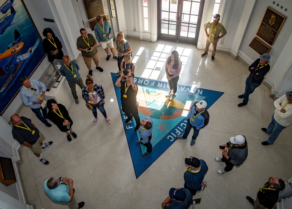 Navy League Orange County Visits COMNAVAIRPAC and HSC-3