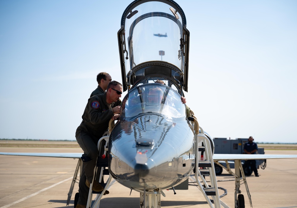 North American Aerospace Defense Command and U.S. Northern Command, commander and SEL arrive at Laughlin to begin visit to America’s southern border