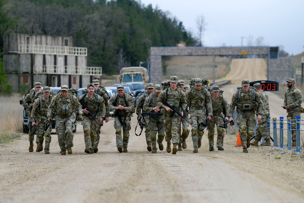 Minnesota Soldiers compete at Region IV Best Warrior Competition
