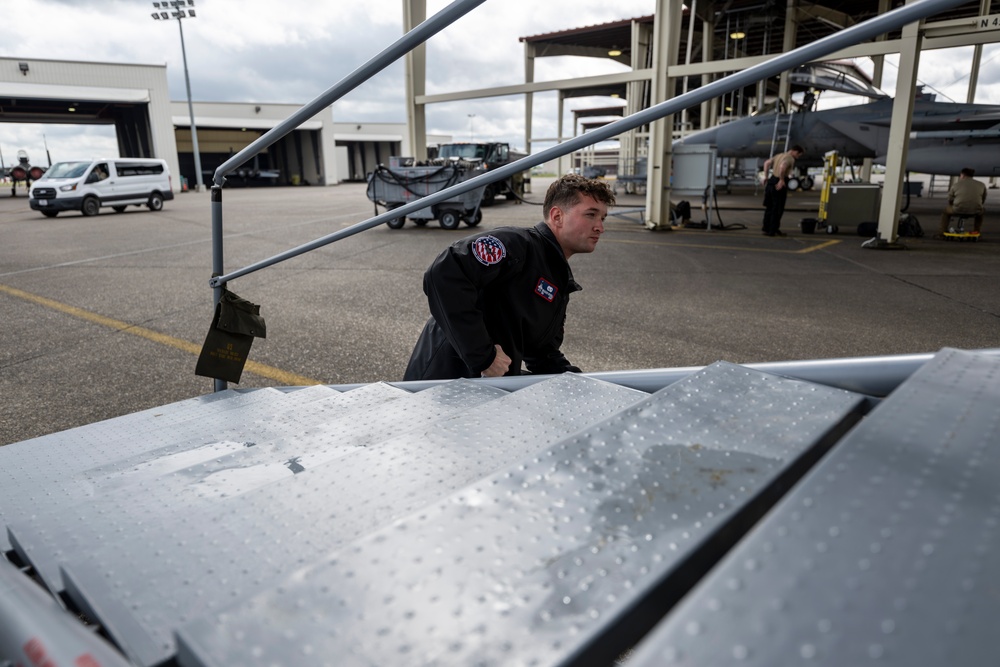 F-35A Demonstration Team Arrives at Oregon International Airshow