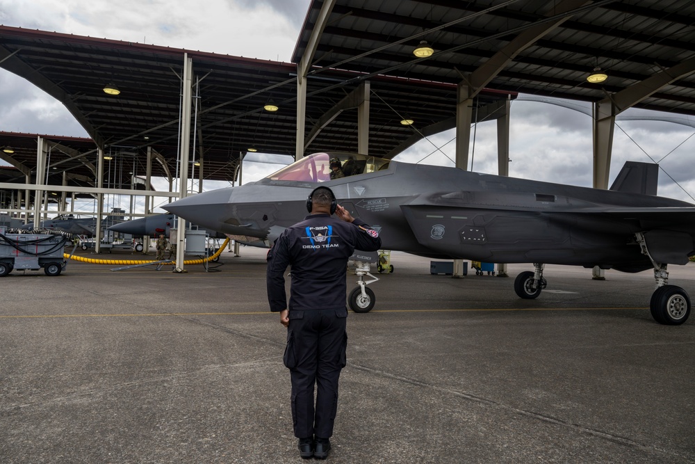 F-35A Demonstration Team Arrives at Oregon International Airshow