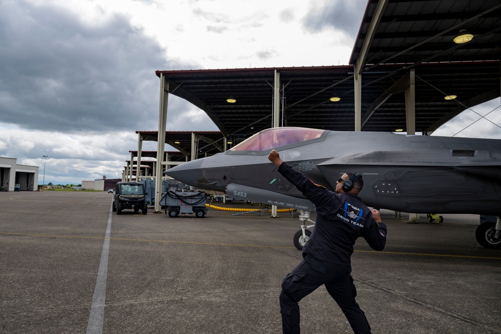 F-35A Demonstration Team Arrives at Oregon International Airshow