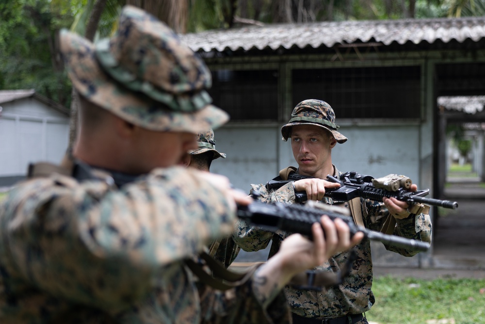 U.S. Marines from MARFORSOUTH train with Guatemalan Paracaidistas during CENTAM Guardian 25