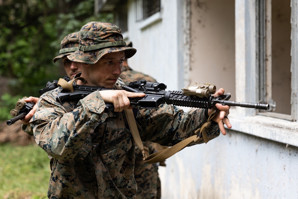 U.S. Marines from MARFORSOUTH train with Guatemalan Paracaidistas during CENTAM Guardian 25