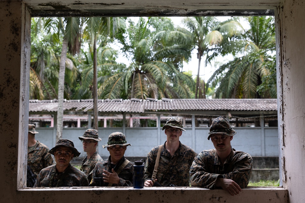 U.S. Marines from MARFORSOUTH train with Guatemalan Paracaidistas during CENTAM Guardian 25