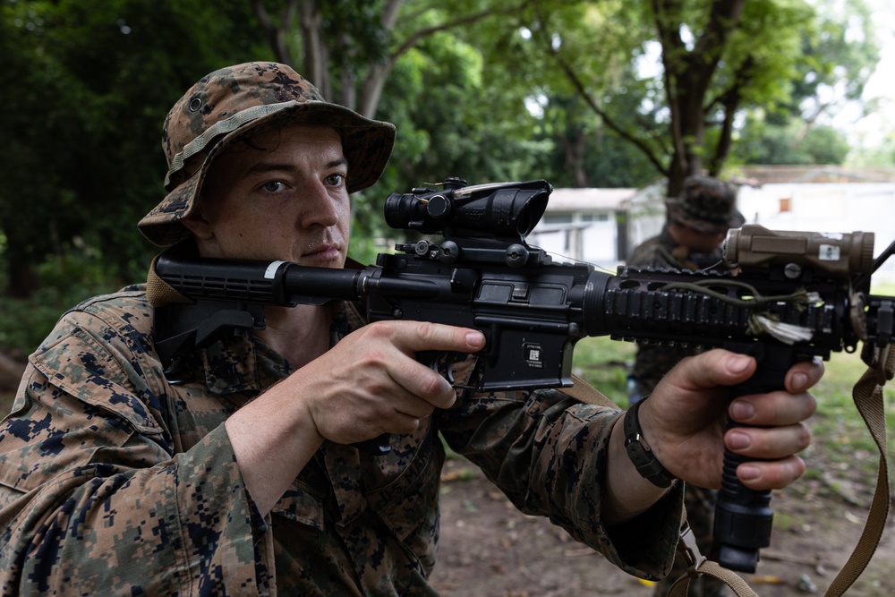 U.S. Marines from MARFORSOUTH train with Guatemalan Paracaidistas during CENTAM Guardian 25