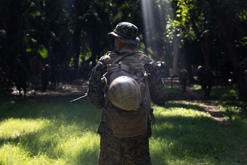 U.S. Marines from MARFORSOUTH train with Guatemalan Paracaidistas during CENTAM Guardian 25