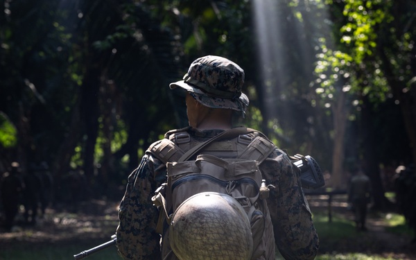 U.S. Marines from MARFORSOUTH train with Guatemalan Paracaidistas during CENTAM Guardian 25