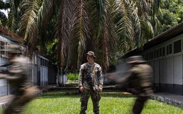 U.S. Marines from MARFORSOUTH train with Guatemalan Paracaidistas during CENTAM Guardian 25