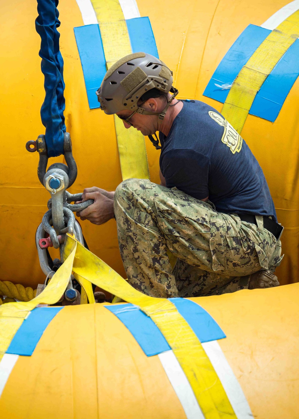 MDSU-1 divers install buoys and anchors around USS Arizona Memorial