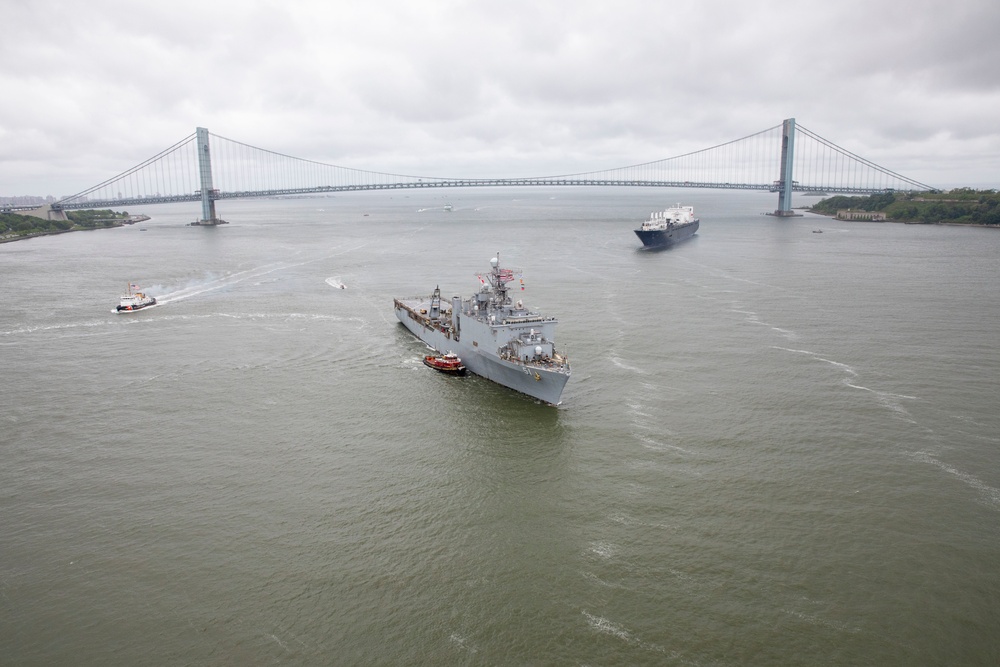 USS Oak Hill arrives to Fleet Week New York 2025
