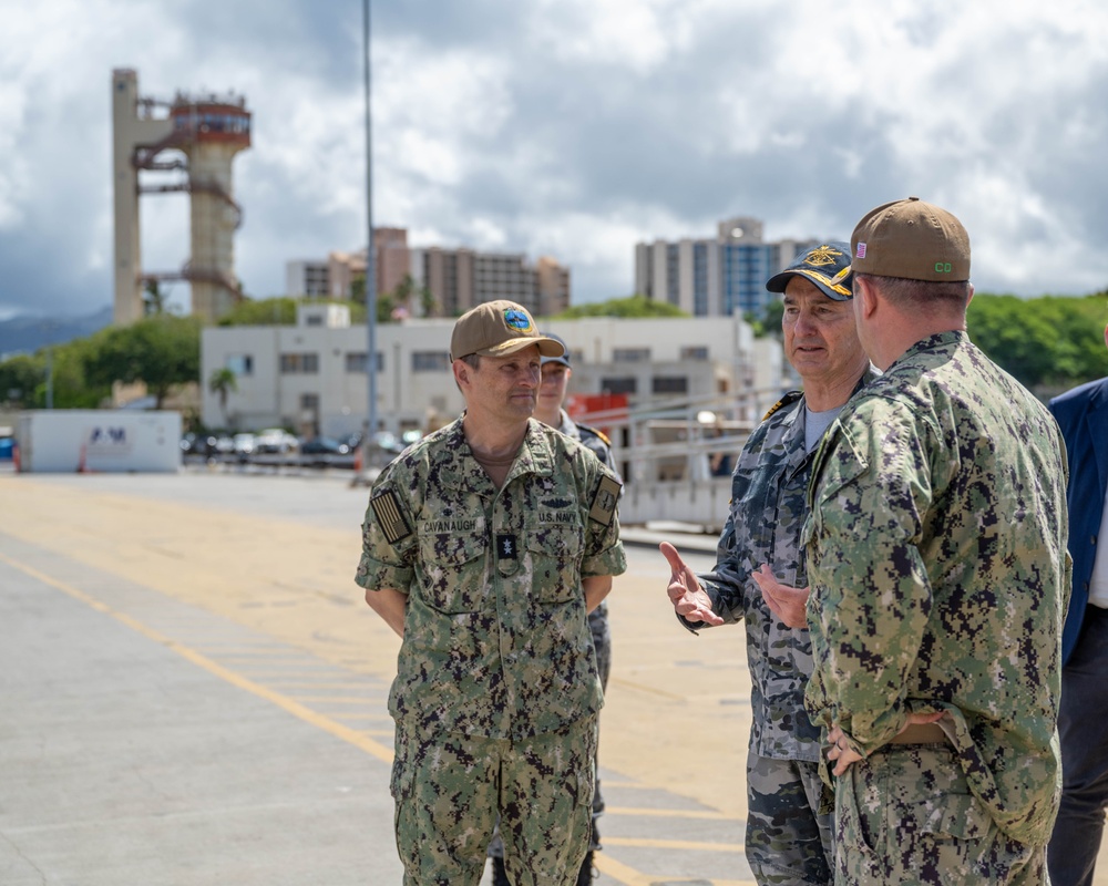 Australian Chief of the Defence Force Tours USS Vermont (SSN 792)