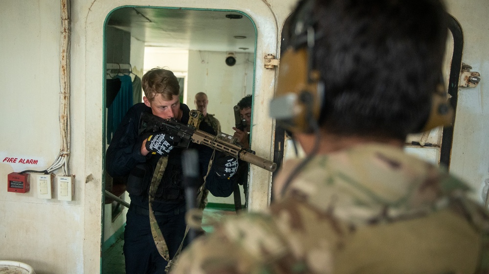 U.S. Coast Guard members from Maritime Security Response Team West train alongside Philippine Coast Guard Special Operations Force members and members assigned to the Legend-class USCGC Stratton in Puerto Princesa, Philippines