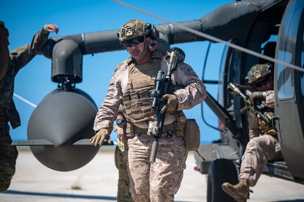 U.S. Marines, Soldiers conduct air mobility and ground defense training