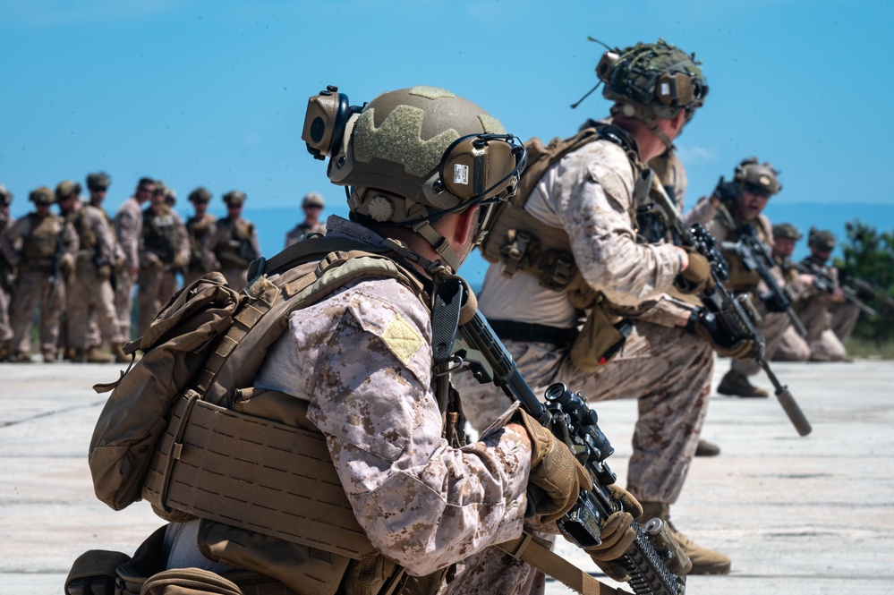 U.S. Marines, Soldiers conduct air mobility and ground defense training