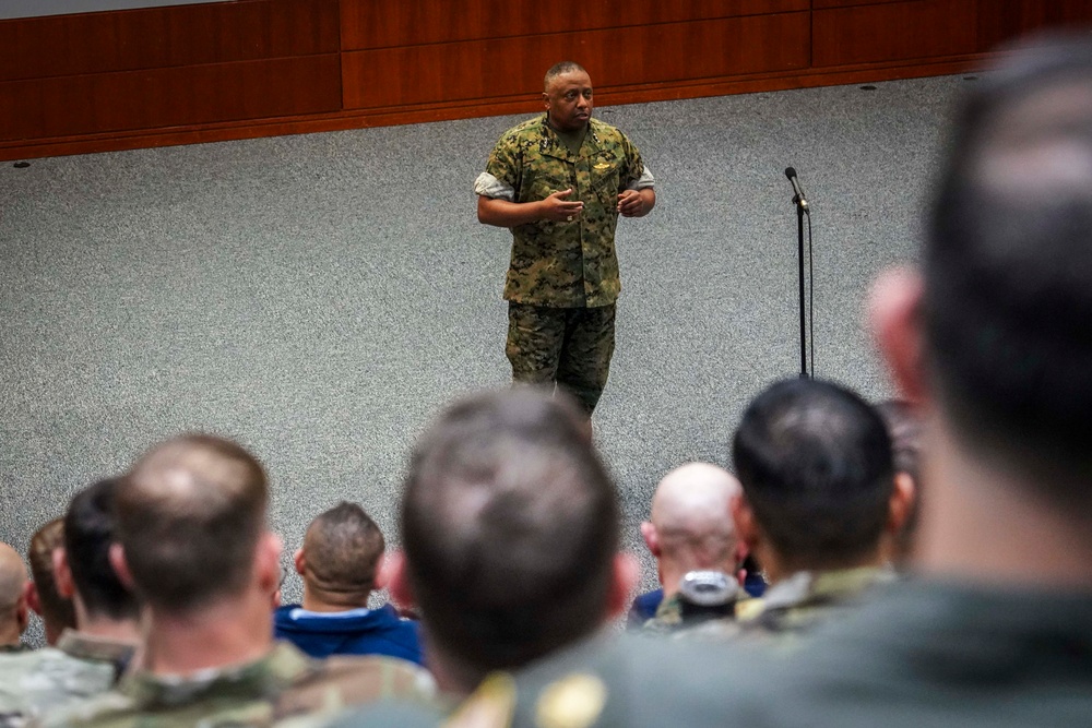 Joint Staff Director for Intelligence visits Naval War College