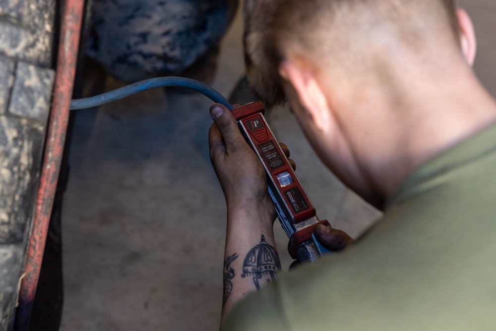 U.S. Marines, Australians participate in call for fire simulator, vehicle recovery drill during Coral-Balmoral Cup