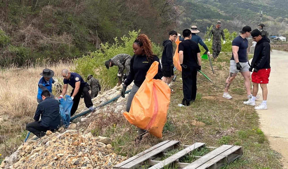 CTF Defender Soldiers lend a hand in Soseong-ri