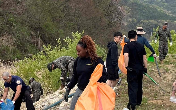 CTF Defender Soldiers lend a hand in Soseong-ri