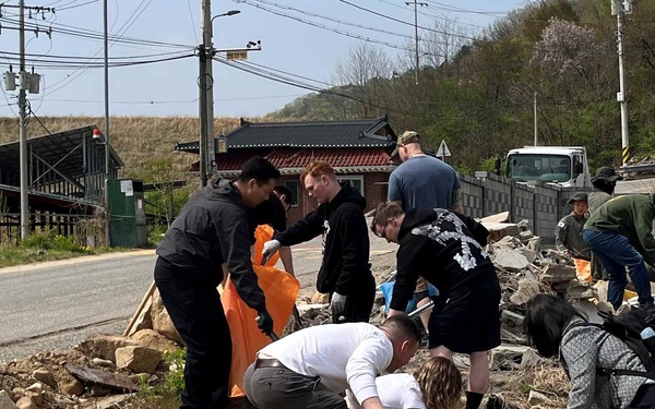 CTF Defender Soldiers lend a hand in Soseong-ri