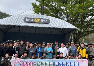 CTF Defender Soldiers lend a hand in Soseong-ri
