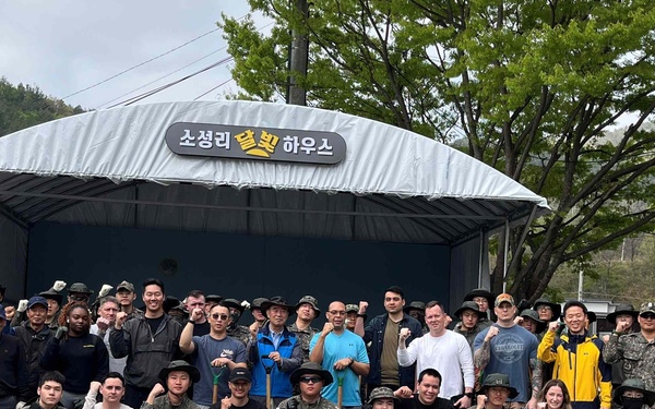 CTF Defender Soldiers lend a hand in Soseong-ri