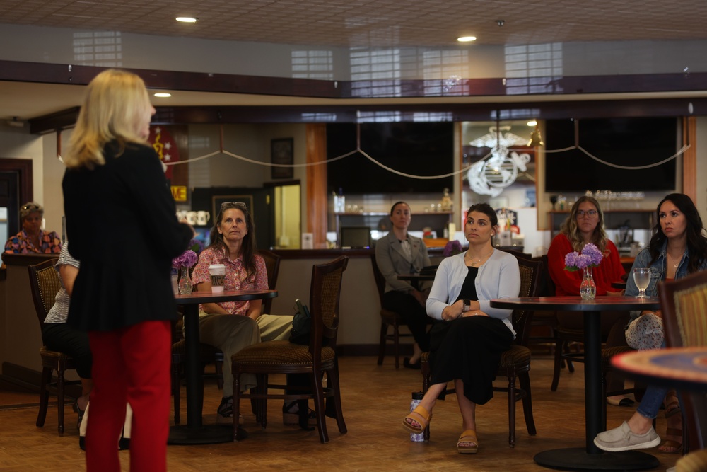 Mrs. Smith visits II MEF military spouses