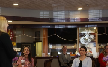 Mrs. Smith visits II MEF military spouses