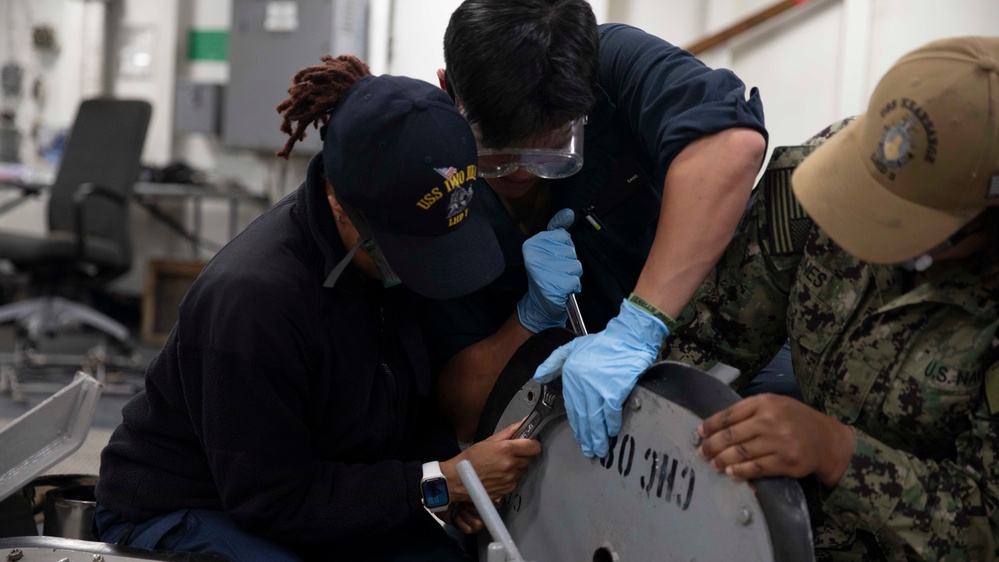 USS Kearsarge Sailors Conduct Maintenance