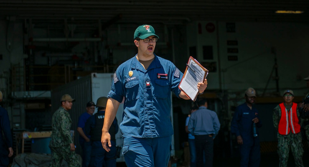 USS Essex (LHD 2) conducts an anti-terrorism training team drill