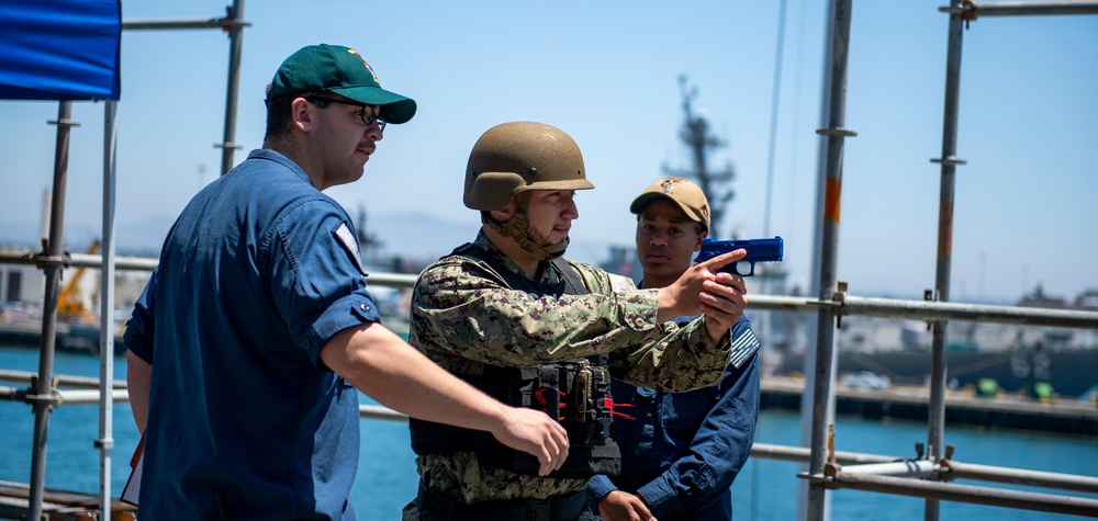USS Essex (LHD 2) conducts an anti-terrorism training team drill