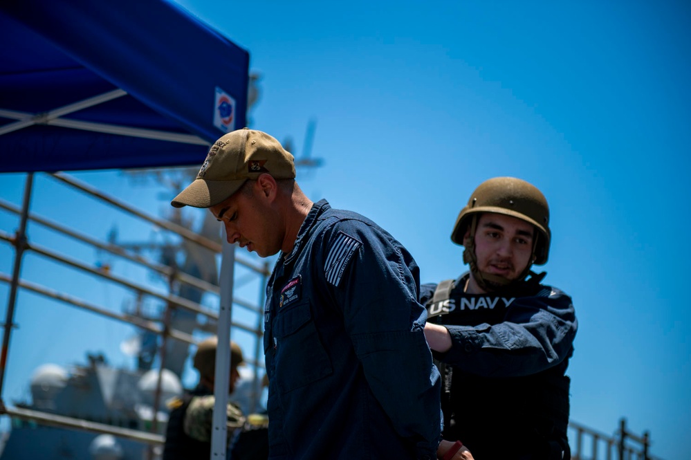 USS Essex (LHD 2) conducts an anti-terrorism training team drill