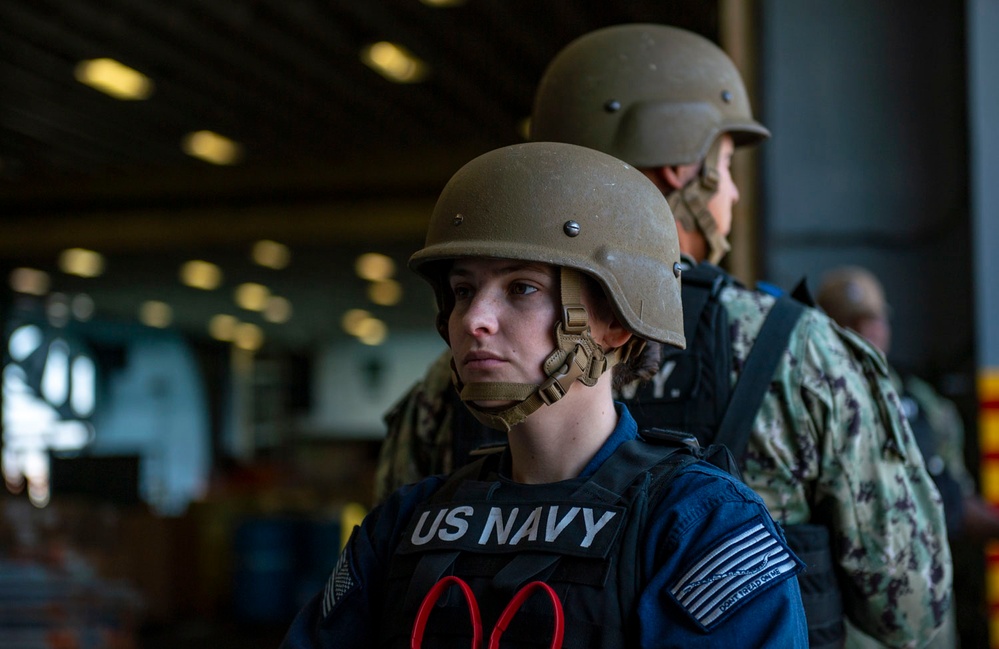 USS Essex (LHD 2) conducts an anti-terrorism training team drill
