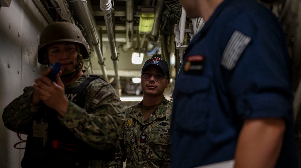 USS Essex (LHD 2) conducts an anti-terrorism training team drill