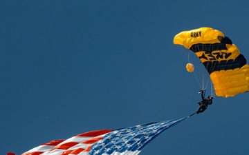 U.S. Army Parachute Team Joins British Army Red Devils for Hyundai Air and Sea Show