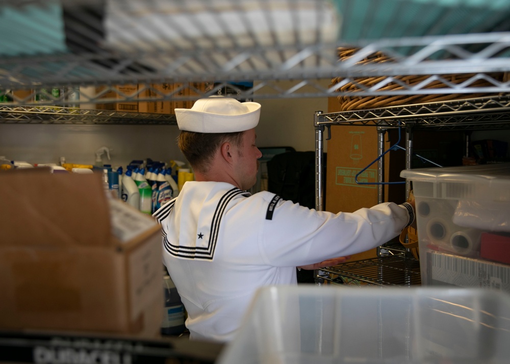 Sailors and Coast Guardsmen serve the Long Beach Ronald McDonald House