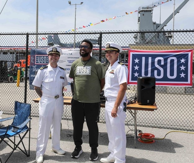 Craig Robinson tours U.S. Navy ship