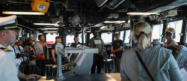 Craig Robinson tours U.S. Navy ship