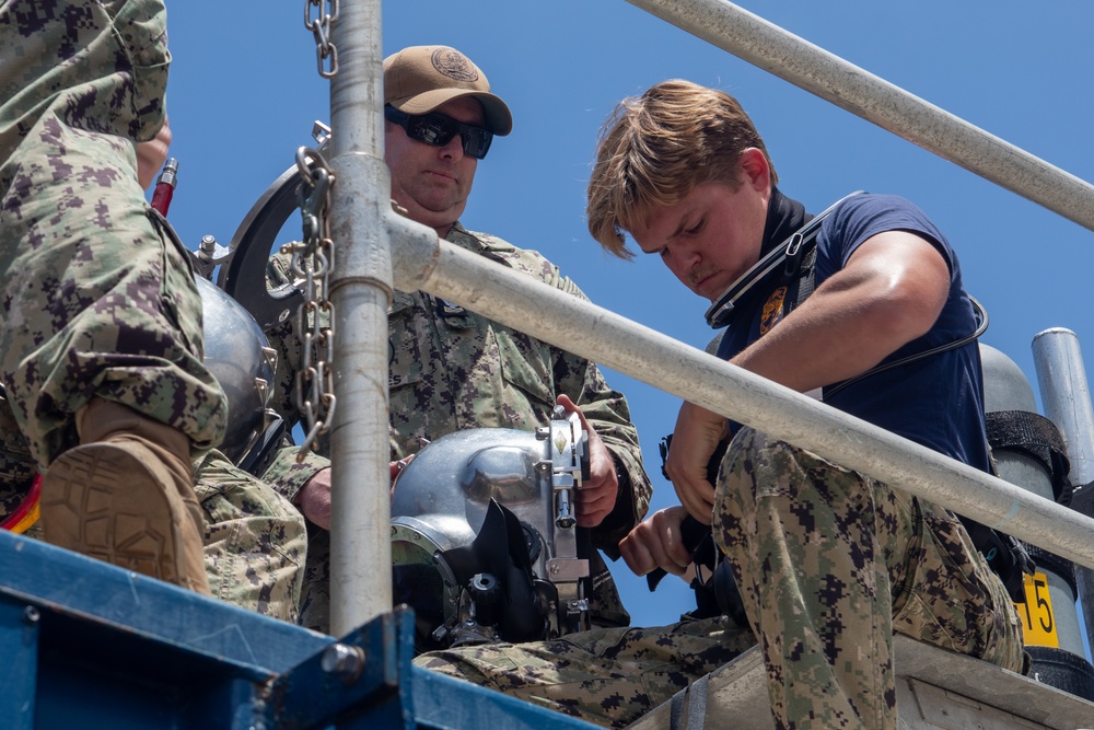 EA2 Baker Reenlists Underwater During Fleet Week 2025