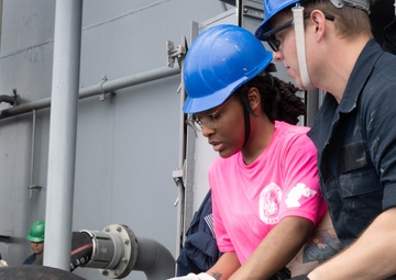 USS America (LHA 6) Conducts Fueling at Sea Training