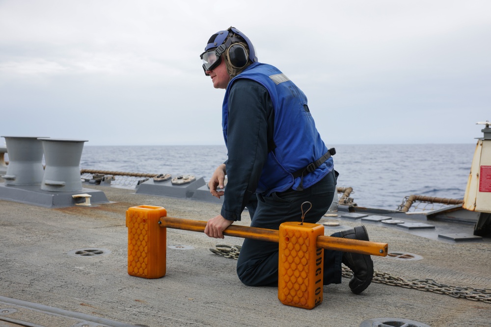 British Helo Lands on USS Truxtun