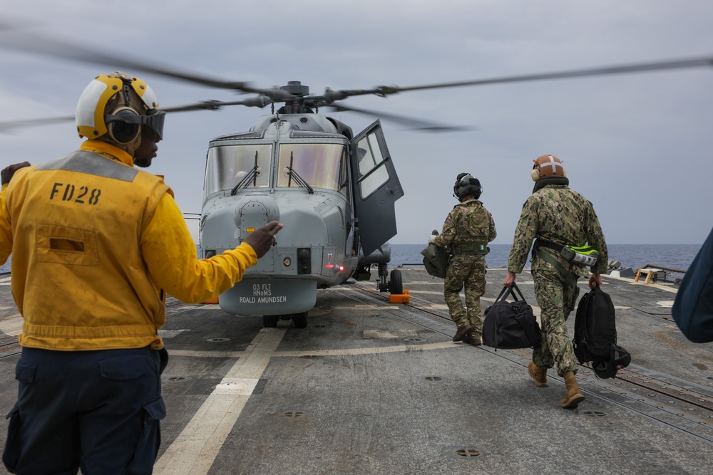 British Helo Lands on USS Truxtun