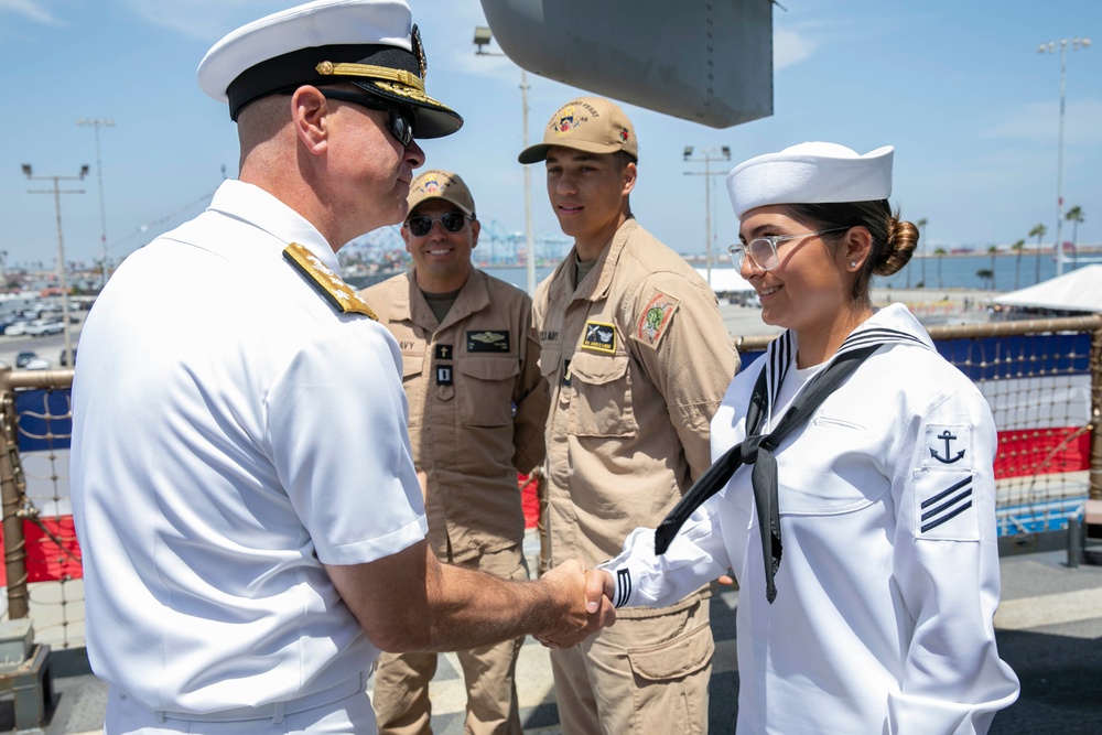 U.S. Navy Commander, Naval Surface Forces, tours U.S. Navy ship