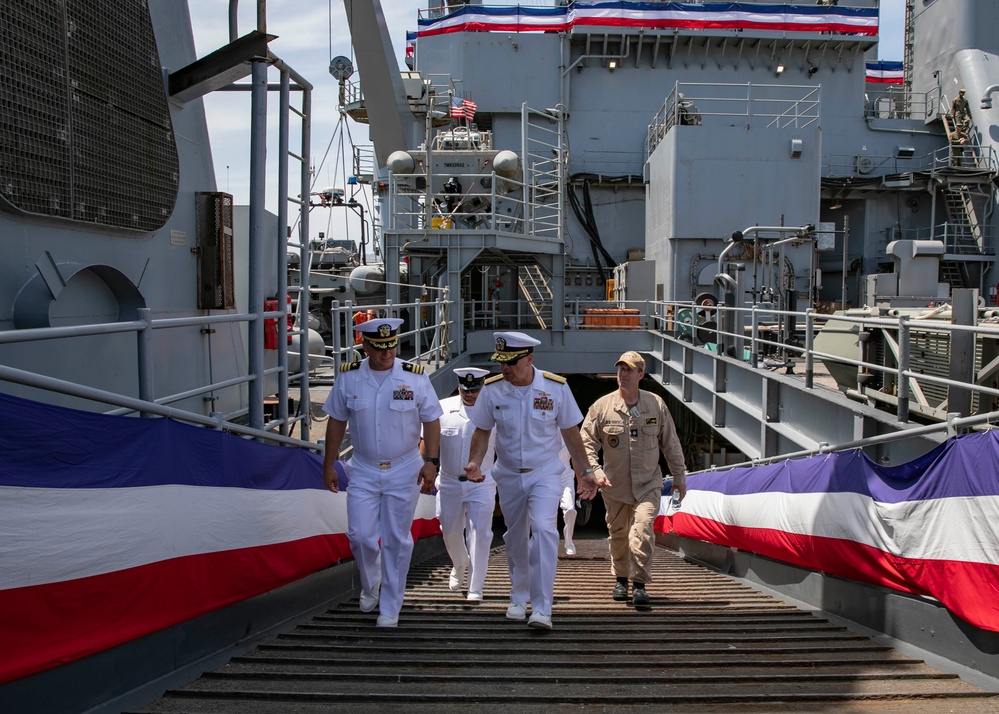 U.S. Navy Commander, Naval Surface Forces, tours U.S. Navy ship