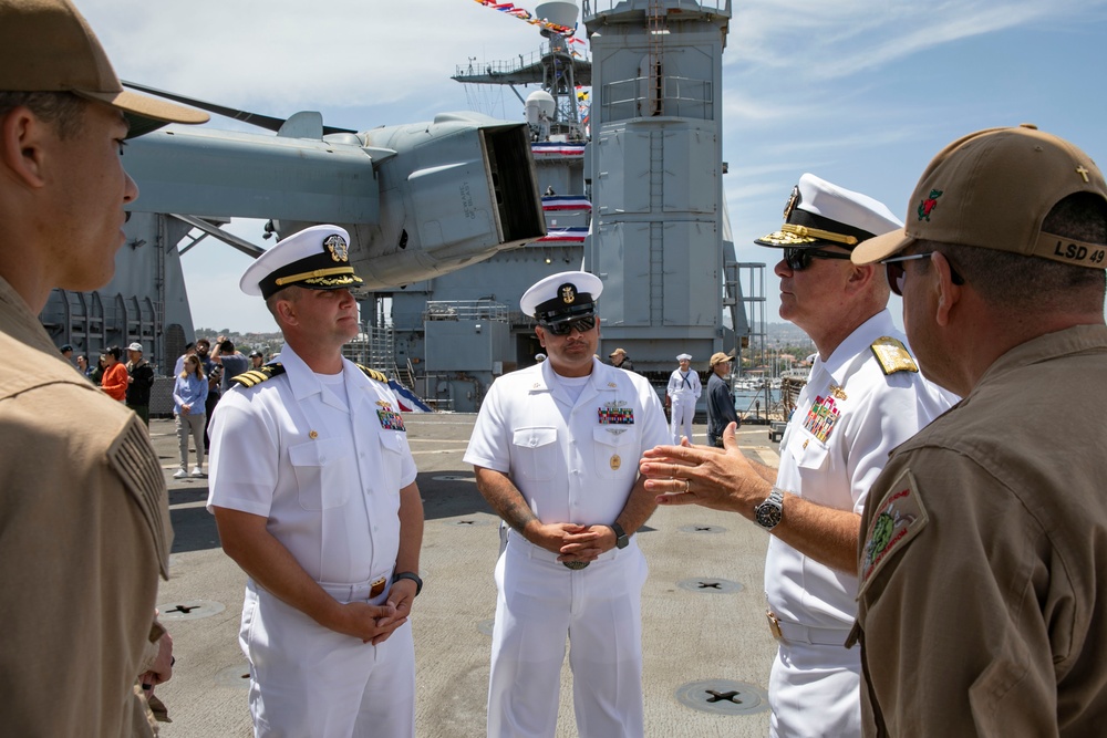 U.S. Navy Commander, Naval Surface Forces, tours U.S. Navy ship