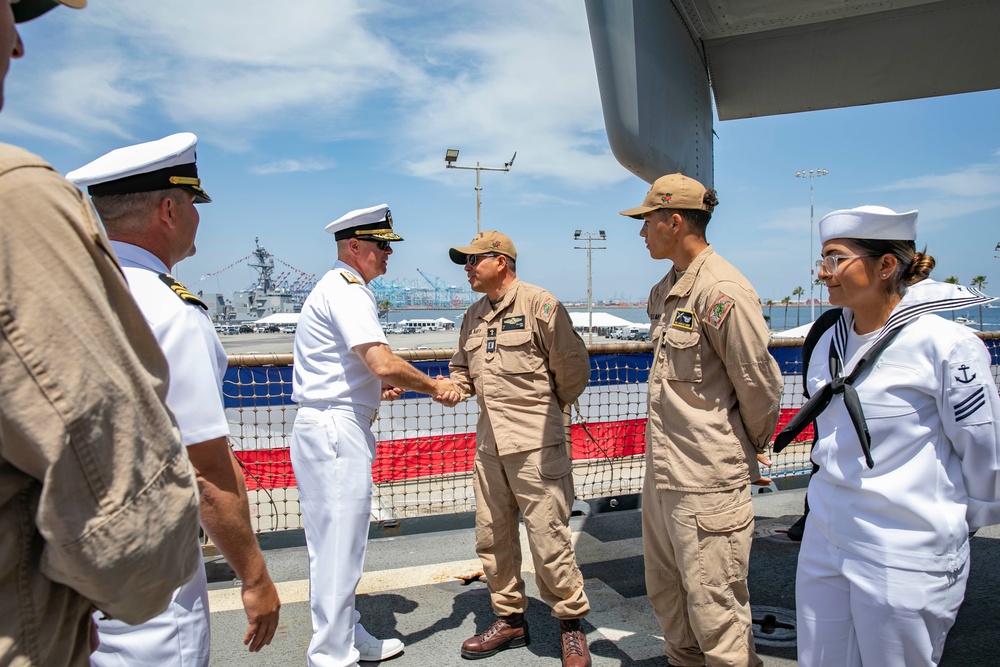 U.S. Navy Commander, Naval Surface Forces, tours U.S. Navy ship