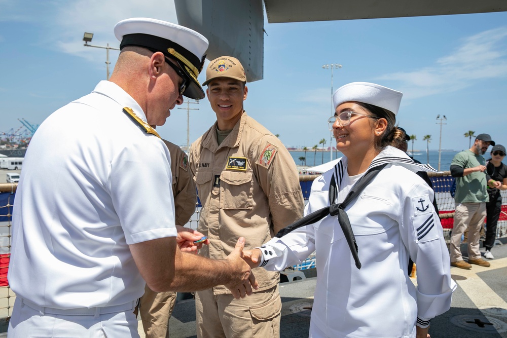 U.S. Navy Commander, Naval Surface Forces, tours U.S. Navy ship U.S. Navy Commander, Naval Surface Forces, tours U.S. Navy ship