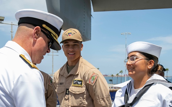 U.S. Navy Commander, Naval Surface Forces, tours U.S. Navy ship