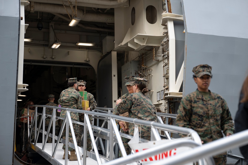 FWNY25: Girl Scout Troop 6000 tours the USS New York